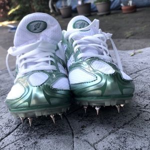 NWOT SAUCONY (40.5) UNISEX cleats green details